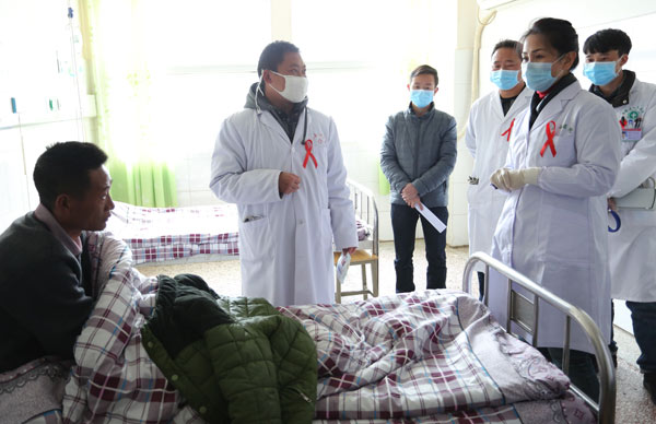 专家在布拖县人民医院、特木里中心卫生院查房、会诊