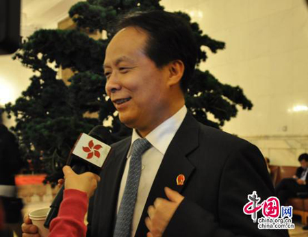 天下人大代表耿福能接受记者采访 中国网 陈保龙 摄