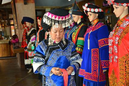 　贾巴子则演示剪花技巧，，，，，不到5分钟，，，，，一个彝族的羊角图案便剪出来了.jpg