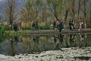 天天早晚都有许多人来邛海闲步，，，，，这里成了市民和游客休闲磨炼的好地方.jpg